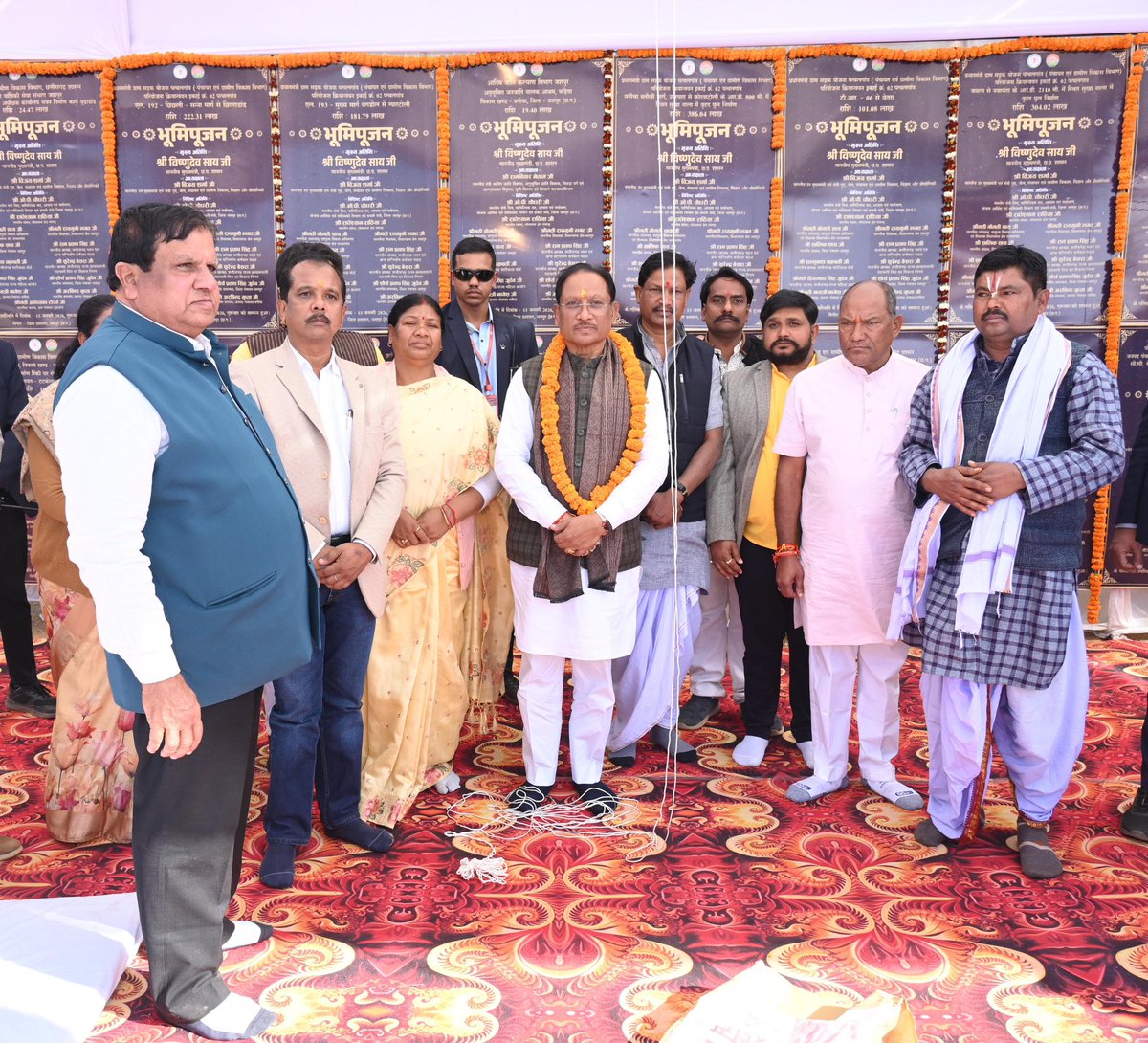 ChhattisgarhCMO's tweet photo. मुख्यमंत्री श्री विष्णुदेव साय ने आज विकासखंड बगीचा के हाई स्कूल में मैदान में आयोजित उज्जवला महोत्सव कार्यक्रम में शामिल होकर 2 हजार से अधिक महिला हितग्राहियों को उज्ज्वला योजना के अंतर्गत घरेलू गैस कनेक्शन प्रदान किए। इस अवसर पर मुख्यमंत्री श्री साय ने 110.47 करोड़ रूपए लागत के 46 विकासकार्यों का लोकार्पण और भूमिपूजन भी किया। मुख्यमंत्री श्री साय ने कहा कि हमारी सरकार हर वर्ग को सुविधा और अवसर उपलब्ध कराने के लिए कृत संकल्पित है ।
