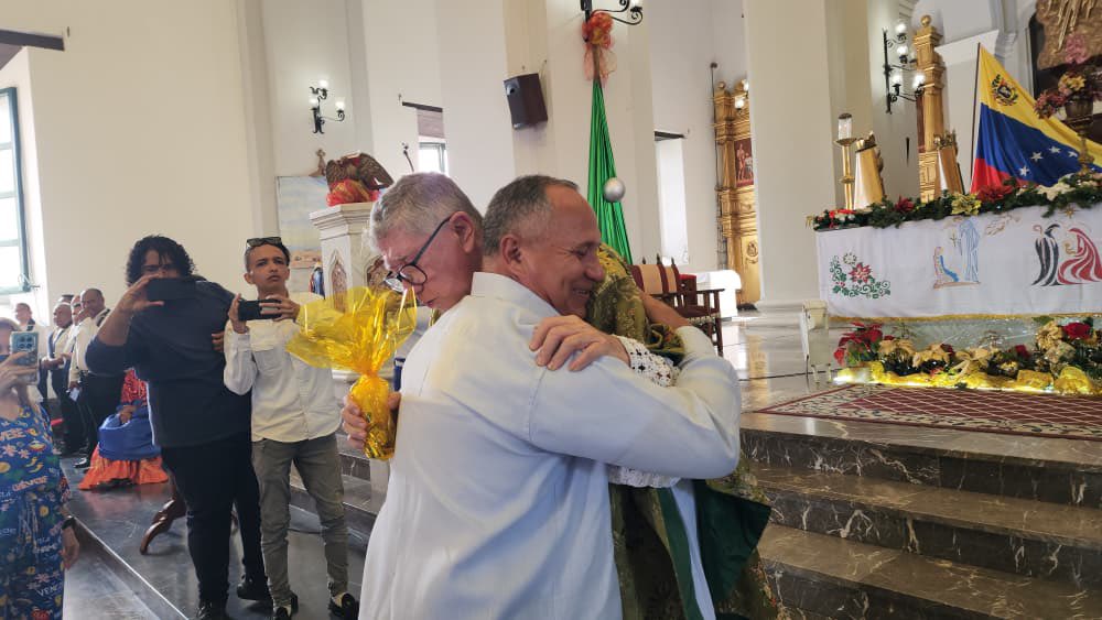 Rendimos honores a nuestros maestros y maestras en su día, pilar en la formación de los niños, niñas y jóvenes <a href="/NicolasMaduro/">Nicolás Maduro</a> <a href="/ConCiliaFlores/">Cilia Flores</a> <a href="/delcyrodriguezv/">Delcy Rodríguez</a>