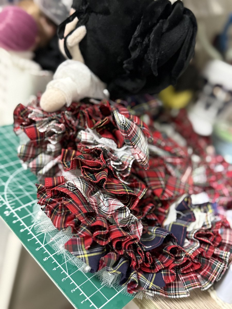 やーっとフリルつけ終わった😭
あとはでかいリボンと靴とお顔の最終仕上げ😭