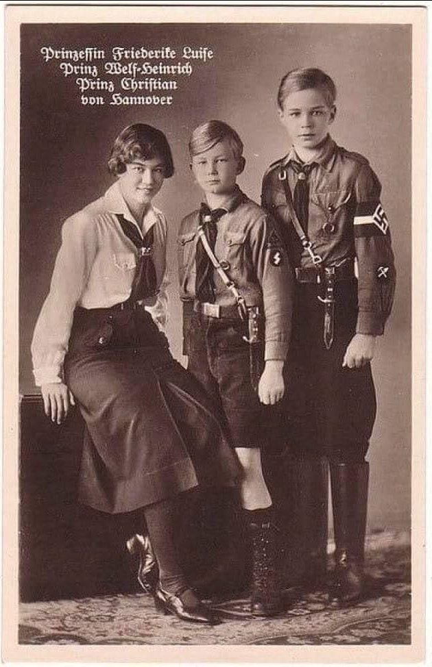 Capitan_Swing's tweet image. Ha muerto Irene de Grecia, aka Irene de Schleswig-Holstein-Sonderburg-Glücksburg, hermana de Sofía de Grecia, aka Sofía Margarita Victoria Federica Schleswig-Holstein Sonderburg-Glücksburg y anterior monarca de estos lares.

Os dejamos esta entrañable foto del álbum familiar de…