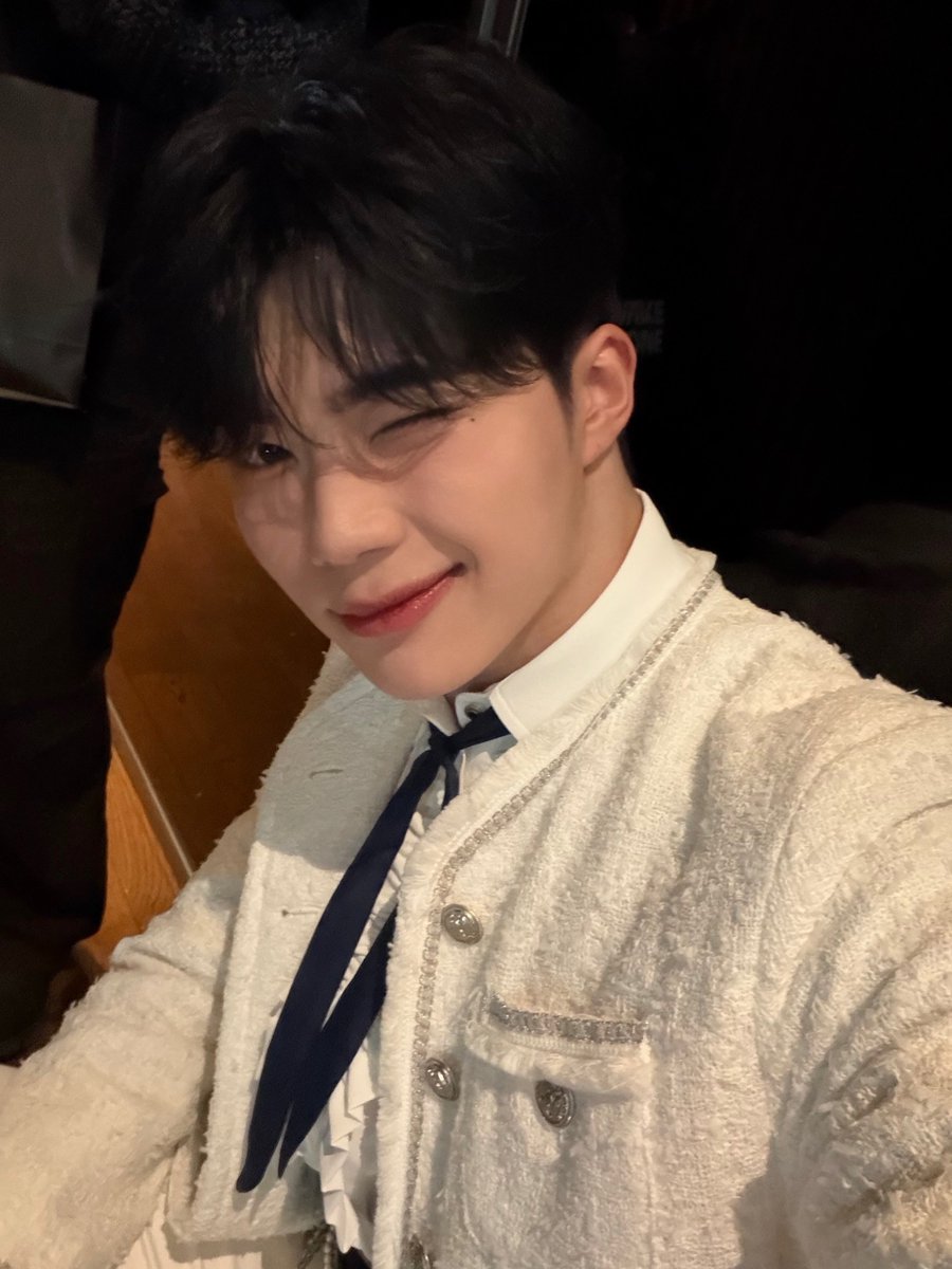 ZB1_official's tweet image. _💌

제로즈 ! 엠카에 나타난 스노우프린스🤴❄️ 잘 봤나아 ㅎㅎ 
함께해 주신 선후배님들 소개할 수 있어서 너무 영광이었고 재밌었슴돠 💙

#PARKGUNWOOK #박건욱
#ZEROBASEONE #ZB1 #제로베이스원