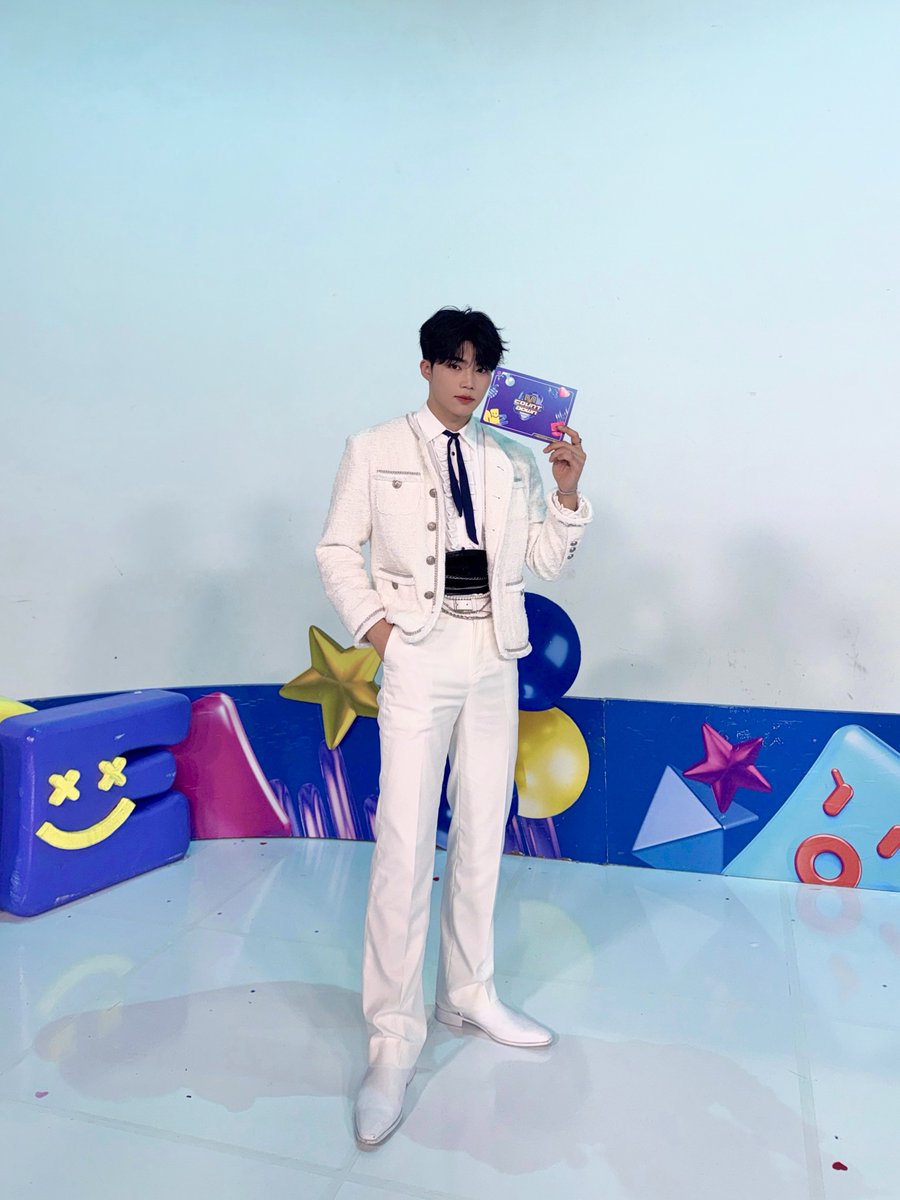 ZB1_official's tweet image. _💌

제로즈 ! 엠카에 나타난 스노우프린스🤴❄️ 잘 봤나아 ㅎㅎ 
함께해 주신 선후배님들 소개할 수 있어서 너무 영광이었고 재밌었슴돠 💙

#PARKGUNWOOK #박건욱
#ZEROBASEONE #ZB1 #제로베이스원