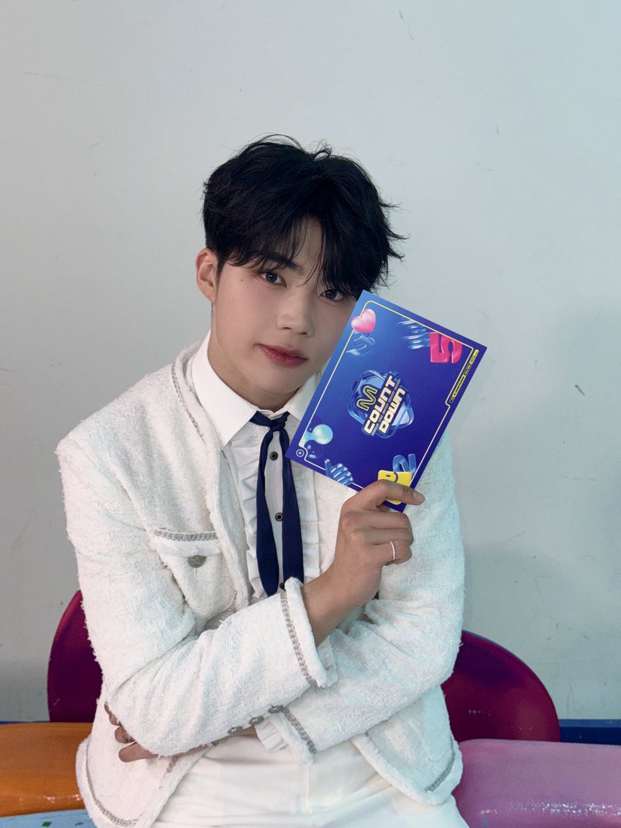 ZB1_official's tweet image. _💌

제로즈 ! 엠카에 나타난 스노우프린스🤴❄️ 잘 봤나아 ㅎㅎ 
함께해 주신 선후배님들 소개할 수 있어서 너무 영광이었고 재밌었슴돠 💙

#PARKGUNWOOK #박건욱
#ZEROBASEONE #ZB1 #제로베이스원