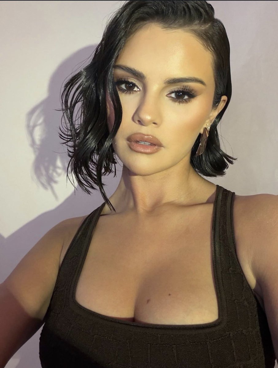 BuzzingPop's tweet image. Selena Gomez looks gorgeous in new photo.