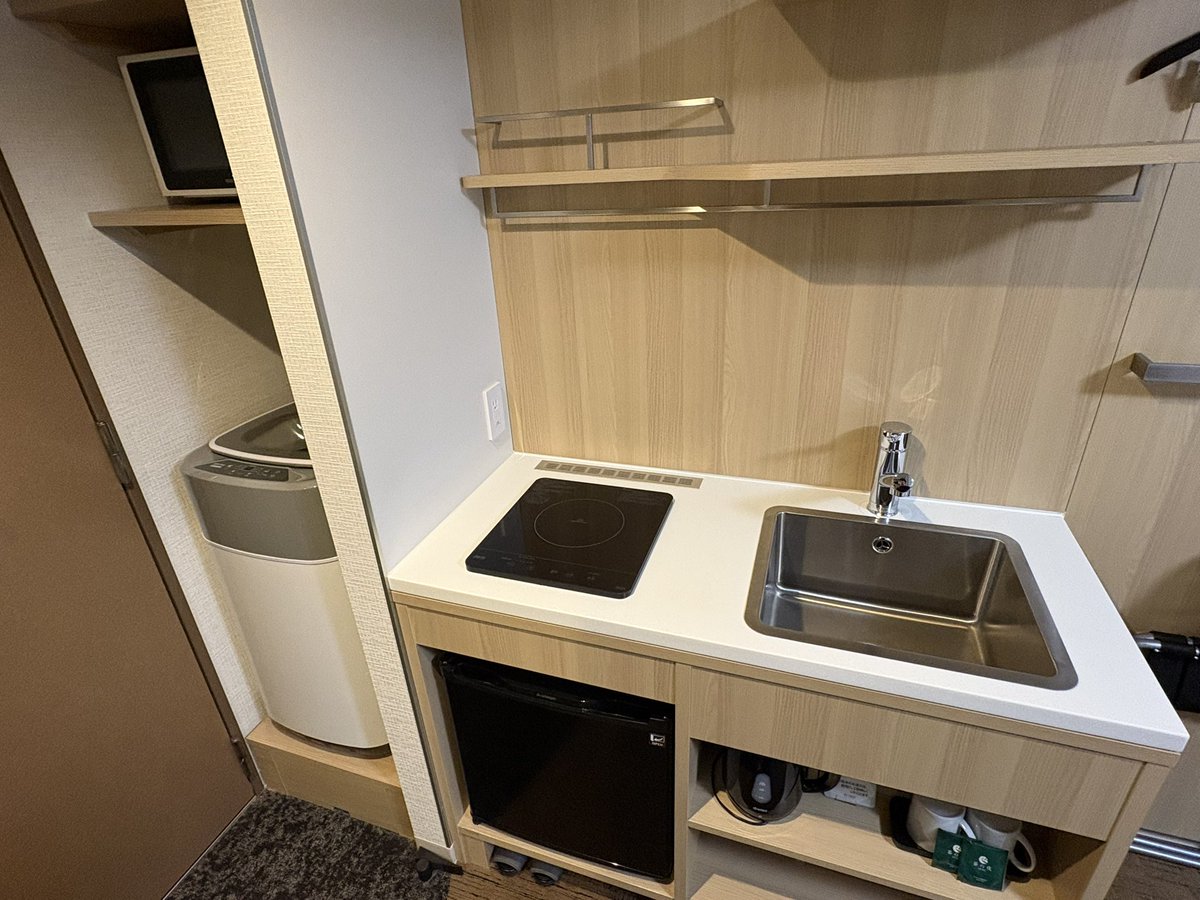 hiroa145's tweet photo. 適当にとった宿が部屋に洗濯機、IH、流し電子レンジ、冷蔵庫、ソファー完備で暮らせそう。一泊しかしないけど。 https://t.co/KmO2LvPJQh
