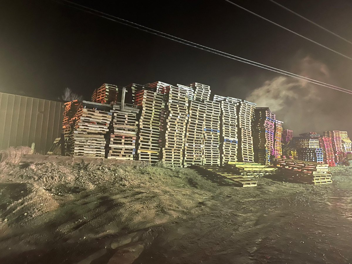 TMFPD's tweet image. ⚠️Overnight, multiple #TMFR units responded to a heavy involved fire in a pallet yard located on the 5700 block of Stella Dr in Sun Valley. Minor damage to a non residential structure. No injuries reported. Cause under investigation.