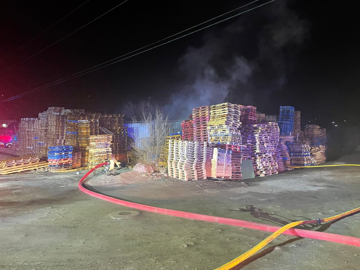 TMFPD's tweet image. ⚠️Overnight, multiple #TMFR units responded to a heavy involved fire in a pallet yard located on the 5700 block of Stella Dr in Sun Valley. Minor damage to a non residential structure. No injuries reported. Cause under investigation.
