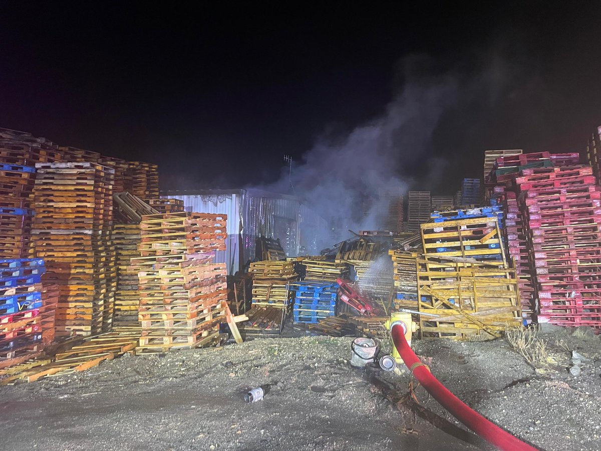 TMFPD's tweet image. ⚠️Overnight, multiple #TMFR units responded to a heavy involved fire in a pallet yard located on the 5700 block of Stella Dr in Sun Valley. Minor damage to a non residential structure. No injuries reported. Cause under investigation.