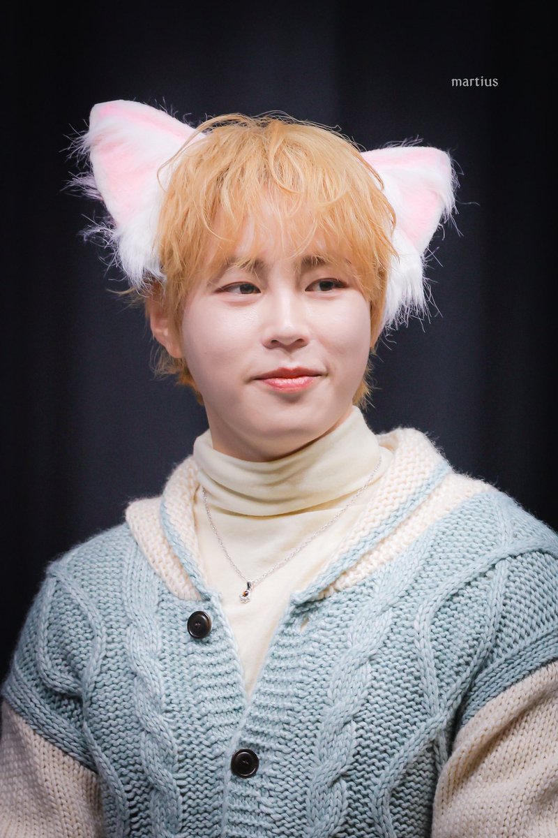 martius0322's tweet image. 260111 위드뮤 시그 팬싸 

나 뽀메에요.. 
나 오늘 냥인척 해봐요
냥! 🐈

#하성운 #HASUNGWOON
#河成雲 #ハソンウン
#Tell_the_World 
@gooreumseng