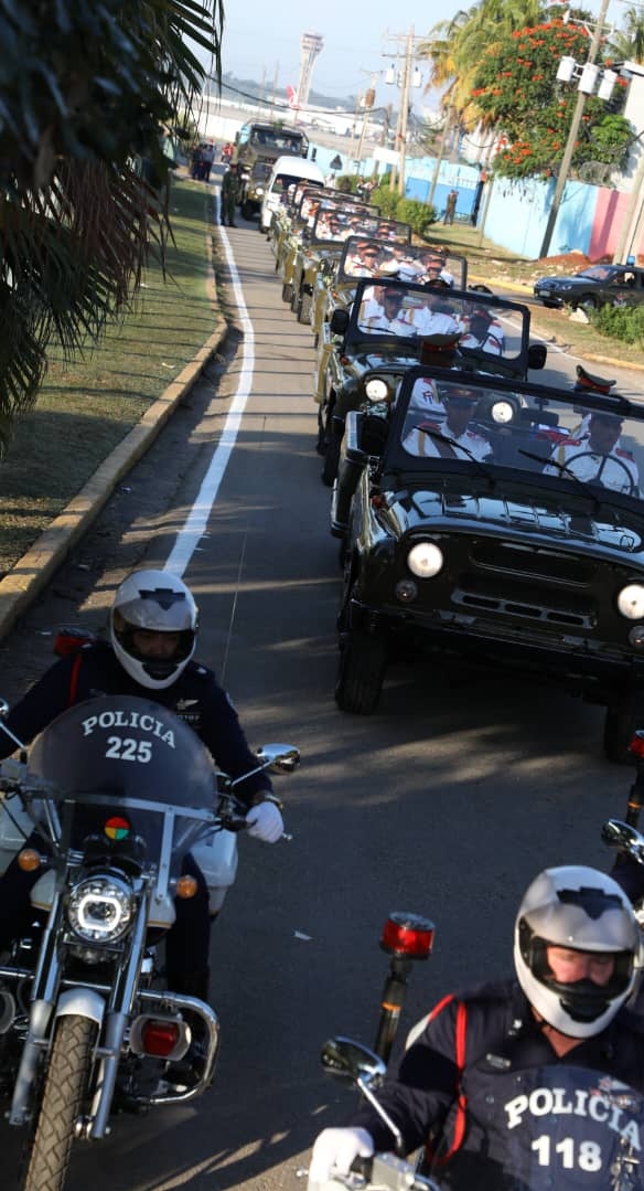 Con la presencia del General de Ejército Raúl Castro Ruz, del Primer Secretario del PCC y Presidente <a href="/DiazCanelB/">Miguel Díaz-Canel Bermúdez</a>, otros miembros del Buró Político y familiares en el Aeropuerto Internacional José Martí los 32 combatientes caídos en Venezuela recibieron el primer homenaje póstumo.