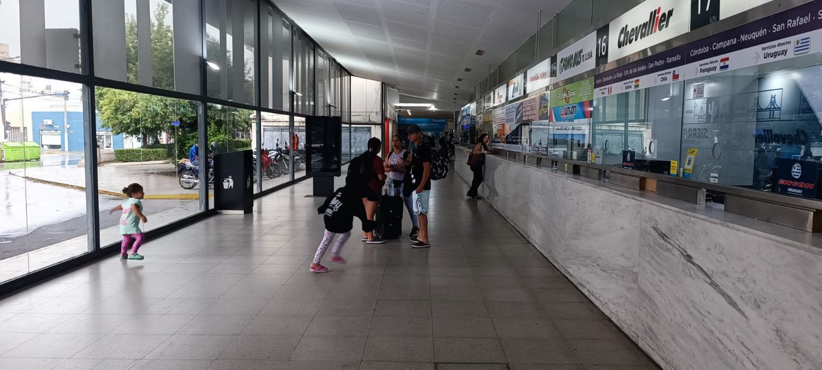 LT8am830's tweet image. #ElPrimero l @maxiklan desde la Terminal Mariano Moreno junto a Marcelo, su boletero "La gente dejó de vacacionar 10-15 días, ahora es de 4 a 7. La venta de enero viene tranquila, ni explosiva ni estancada. Destinos más buscados: Carlos Paz, Calamuchita, Cosquin y la Costa"