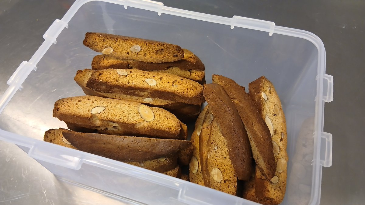 本日はここまで。
明日にはあらかたマップチップ配置終わるでしょう。
その次は別のギミック組み込み作業。
うまくいけば明日は少し進捗共有できるかもしれません。
親が風邪を引いたので、今日はオレンジの香りとシナモンを加えたビスコッティを作りました。
お疲れさまでした。