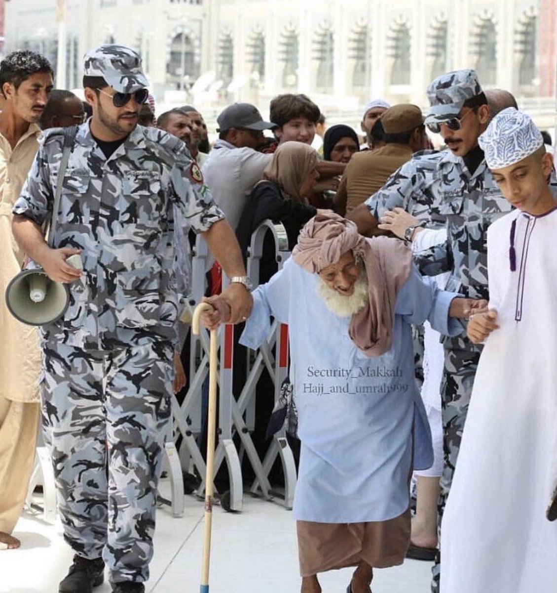 bs___91's tweet image. في الحرم،
قوةُ الأمن رحمة،
وضعفُ الشيخ كرامة،
والإنسان قبل الوطن.