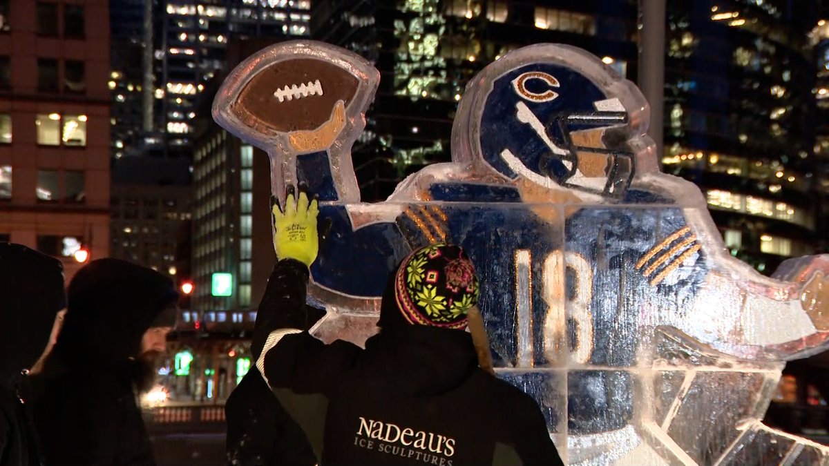 marcusleshock's tweet image. THE ICEMAN HAS HIS OWN SCULPTURE!

@ChicagoBears QB Caleb Williams @CALEBcsw has his own frozen tribute outside of the Merchandise Mart on the Chicago River. Artists were putting the finishing touches on the display this morning.

The "Iceman" will be on display from 7am-6pm…