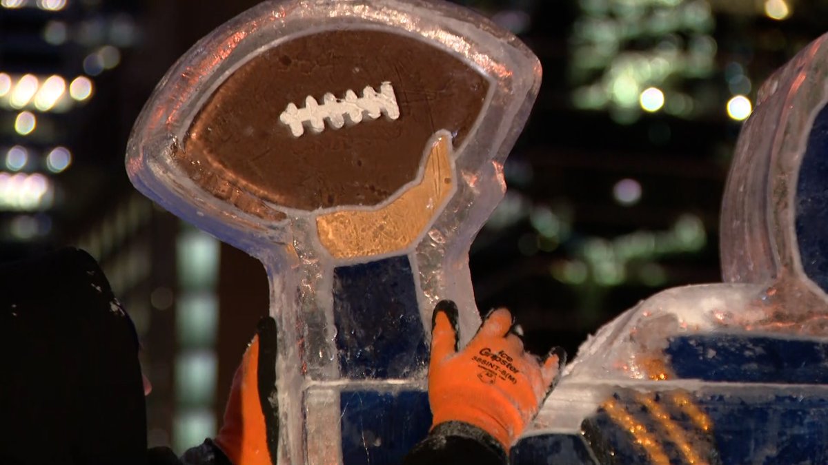 marcusleshock's tweet image. THE ICEMAN HAS HIS OWN SCULPTURE!

@ChicagoBears QB Caleb Williams @CALEBcsw has his own frozen tribute outside of the Merchandise Mart on the Chicago River. Artists were putting the finishing touches on the display this morning.

The "Iceman" will be on display from 7am-6pm…