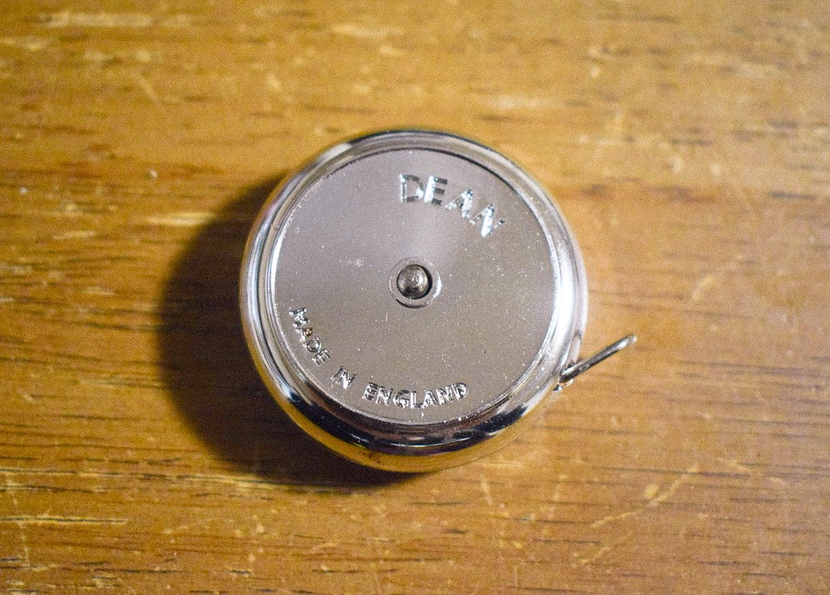 最近手に入れた可愛いものを見てほしい
蚤の市で見つけたメジャー📏イングランド製でプチポワンのお花が素敵　デッドストックだったらしくて状態が良い