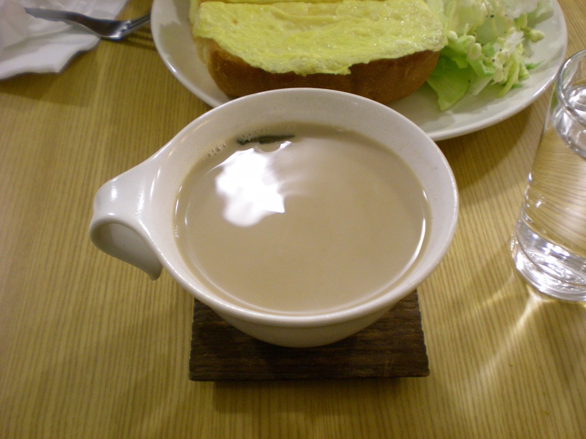 계란 토스트랑 따끈한 두유 호지차 오레