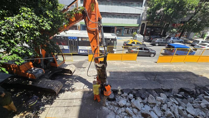 aciampagna's tweet image. Buen día. 
Oruga acciona martillo neumático contra hormigón. 
#TramBus
En la cocina (contrafrente) tiemblan los platos. 
Gracias @jorgemacri dijo nunca nadie