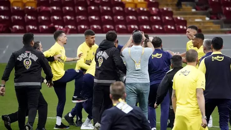 _vlknylmz's tweet image. 19 Mayıs 2024'te oynanan Galatasaray-Fenerbahçe derbisi sonrası çıkan olaylara ilişkin 5 kişiye 1 yıl 4 ay hapis cezası verildi. 

▪️ Oosterwolde,
▪️ Mert Hakan Yandaş,
▪️ Fenerbahçe Kulübü doktoru Ertuğrul Karanlık,
▪️ Fenerbahçe eski yöneticisi Hulusi Belgü,
▪️ Eski teknik…