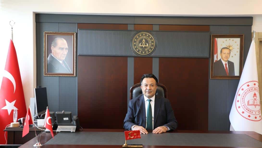 📌İl Müdürümüz Sayın Bahameddin Karaköse, Yarıyıl Tatili Dolayısıyla Bir Mesaj Yayımladı⬇️

Büyük bir heyecan ve umutla başladığımız 2025–2026 eğitim öğretim yılının birinci dönemini tamamlayarak yarıyıl tatiline girmenin mutluluğunu yaşıyoruz. Bu vesileyle öğrencilerimizin karne