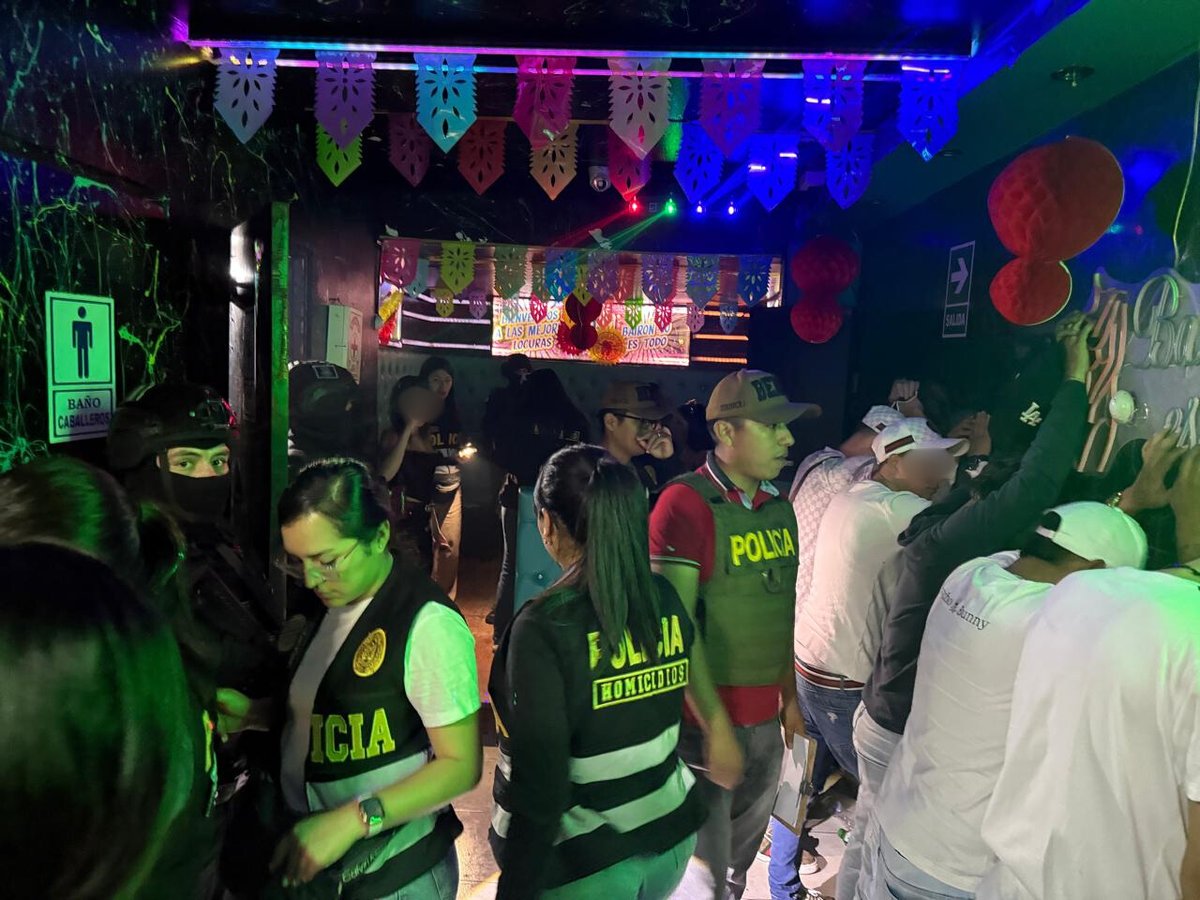 DirincriPNP's tweet photo. 🚨 En un operativo de inteligencia, La División de Investigación de Homicidios de la #Dirincri, con apoyo de #Grecco, logró la ubicación e intervención en flagrancia de 48 presuntos integrantes de la banda criminal “Los Desa NG”, en un bar clandestino en San Juan de Lurigancho. Los detenidos están implicados en banda criminal, extorsión, tráfico ilícito de drogas y tenencia ilegal de armas.

Durante la intervención se incautó un arma de fuego, municiones, celulares, documentos y vouchers bancarios, además se decomisó droga (tussi, clorhidrato y marihuana). 

La banda, vinculada a la facción “Los AntiTren”, utilizaba el local para reuniones y planificación criminal; varios detenidos presentan antecedentes por delitos graves y dos registran requisitoria vigente.