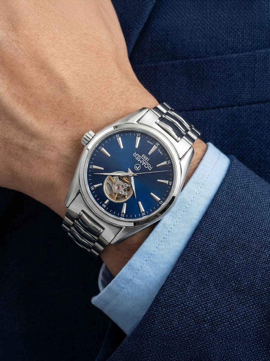 When elegance meets Swiss engineering. The SEAROCK MASTER keeps you sharp, wherever time takes you