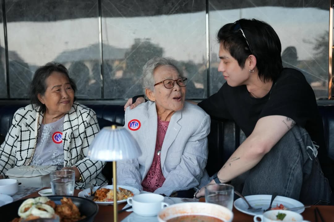 _early_b_bird's tweet image. พาครอบครัวหรรษาฉ่ำแบบนี้ ไบร์ทเตรียมตัวบินไปทำงานยาวๆแล้วหรือเปล่า 

#bbrightvc