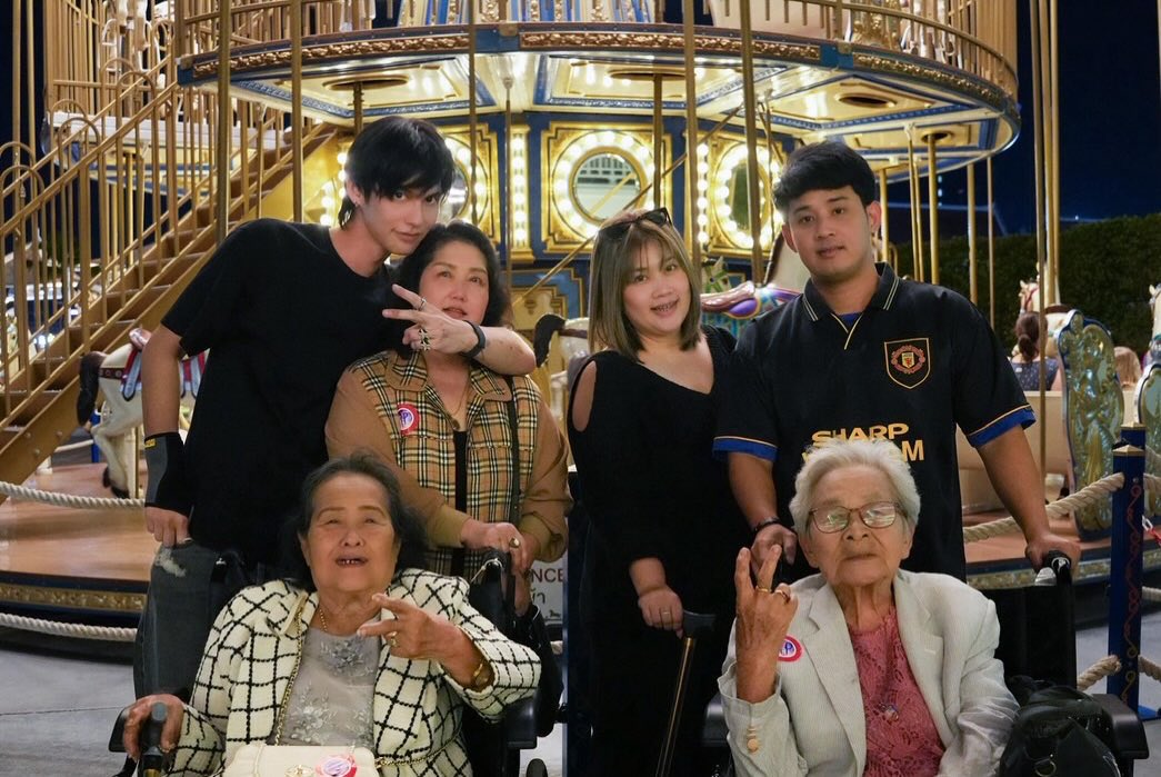 _early_b_bird's tweet image. พาครอบครัวหรรษาฉ่ำแบบนี้ ไบร์ทเตรียมตัวบินไปทำงานยาวๆแล้วหรือเปล่า 

#bbrightvc