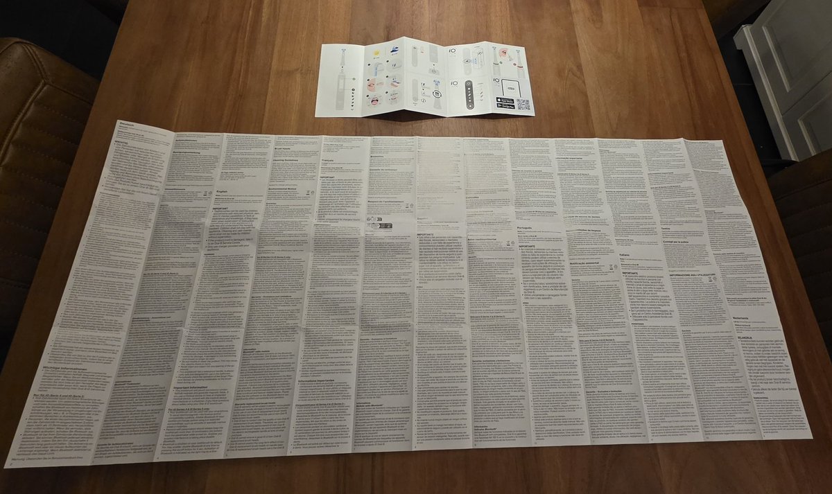 dnijhoff's tweet image. Waarom krijg je de veiligheidsvoorwaarden (die niemand leest) in alle talen op posterformaat en de instructies hoe je het apparaat moet gebruiken in rebusvorm? En dan ook nog 5x zo klein. Kan dat niet omgedraaid worden, of die veiligheid ergens online beschikbaar maken? @OralB