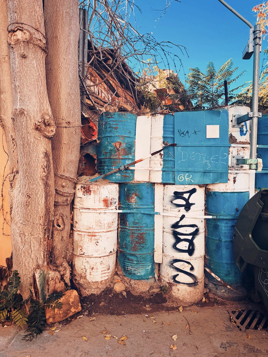 Çözümsüzlüğün en ilkel ve en dürüst sembolü “paslı teneke”
Geçici görünen ama kalıcılaşmış sınır işareti!
Gerçek barikat, niyette..