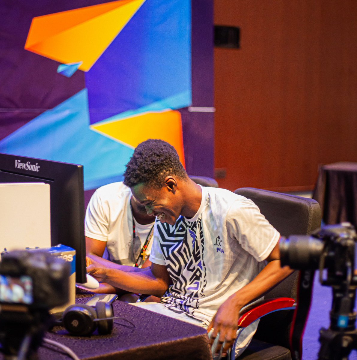 Absolute scenes as <a href="/jnr_montana21/">Jnr Montana</a> seals the FC 26 victory! 🏆🔥

Pure emotions and a win to remember at Mash Harder PlayFest.

📸 Check out more images from the event using this link mashharder.com/event/gallery?…

#PlayFest #MashHarder #EAFC #Champions #EsportsMoments