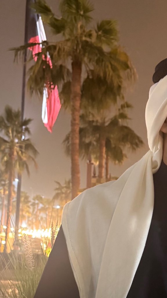 -

مستحيل تحصل العز وتنال القبول
و أنت ماعندك كرامه ولا عندك حيا .

.