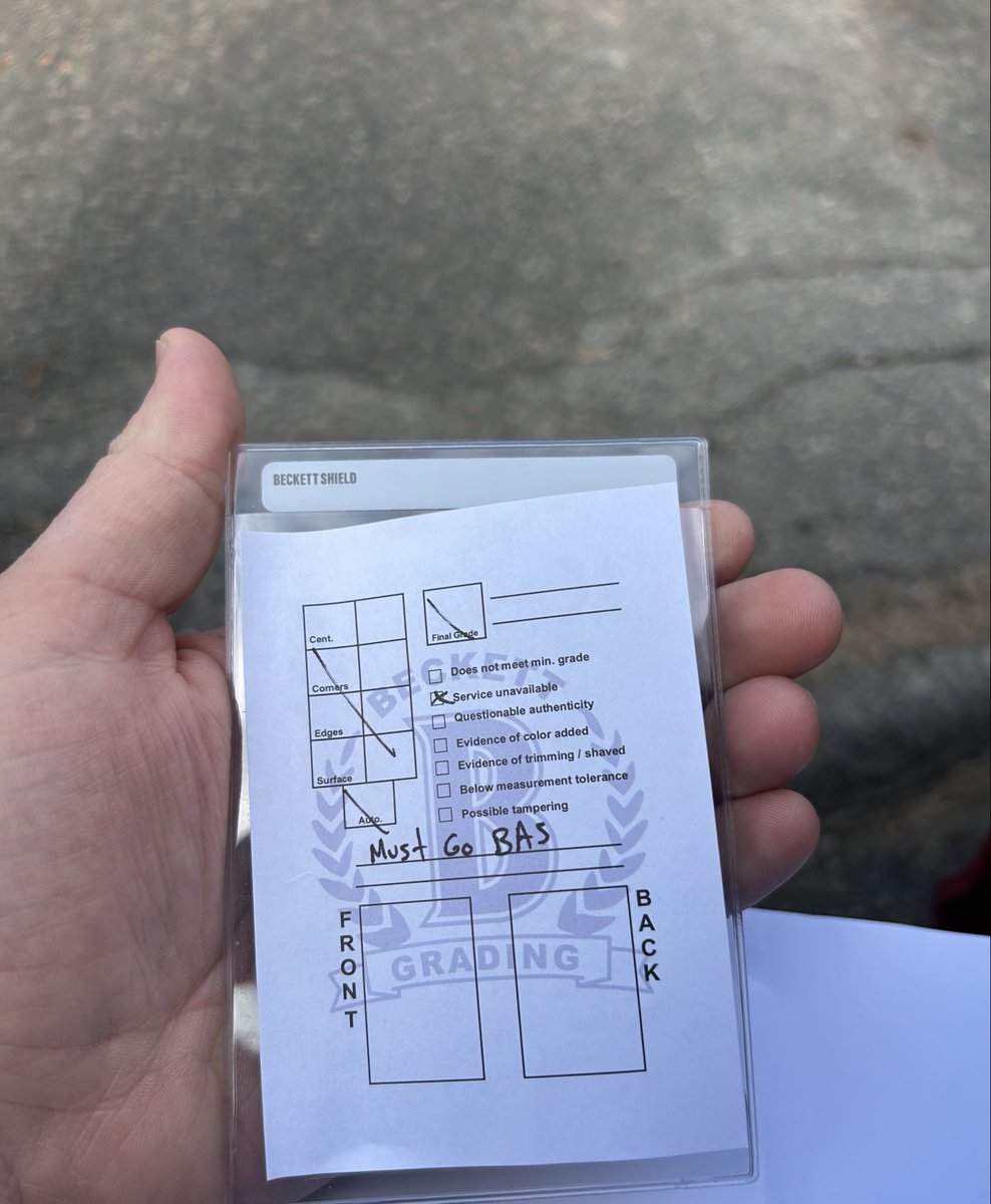 thatpointsguy's tweet photo. @beckettcollect care to explain yourselves? I submitted a Topps Certified Autograph Issue and this is what came in the mail. Beckett refused to grade a pack pulled auto claiming it needs to be authenticated. Full story in comments.
#topps #thehobby https://t.co/EGMibnxjng