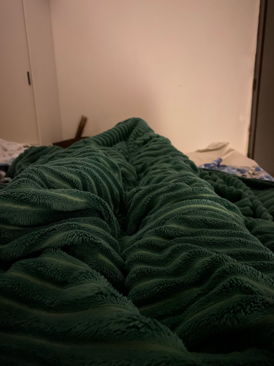 Jumat ini lembur. Baru sampe rumah. Anggit sama Ecen udah bobo. Capekkk… 
Terus tadi ketemu driver selama perjalanan 24km ngomong muluuuu. Dari bahas tarif gojek sampe mualaf. Gua cuma jawab: ya, bener, ok. Habis energi gua 🙃