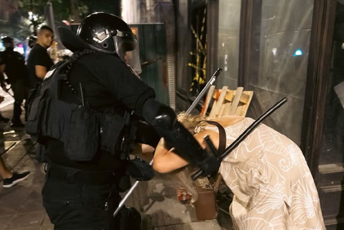 Blokada_Mfub's tweet image. MUP - Dačić - "Identifikovano 11 osoba koje su gađale GRUDVAMA Anu Bekutu u Čačku." 

Aleksandar Vučić - "Kada bi blokaderi došli na vlast jahali bi popove i silovali žene."

 MUP - avgust 2025: