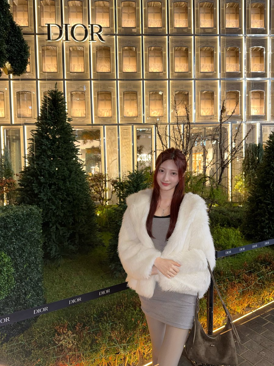 ILY1GLOBAL_'s tweet photo. [📷] Rona (ronachang__) Instagram Update

벌써 겨울이고 크리스마스고 연말이네❄️🌨️ㅠㅠ

#ILY1 #아일리원 #RONA #로나 https://t.co/mTu9dKRhK8