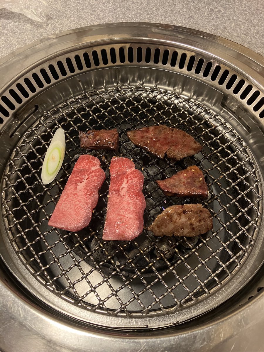 everydaylife666's tweet photo. レバーとハラミと上タン塩🥩
よく行く焼肉屋が30周年イベントでフード、ドリンク半額！期間中また行きたいけど🤤
私はもうこのお店のファンだし卑しいからやめるぅ〜あっ、誰か連れて行けばいける…かな？ https://t.co/c8EmV4DbJk