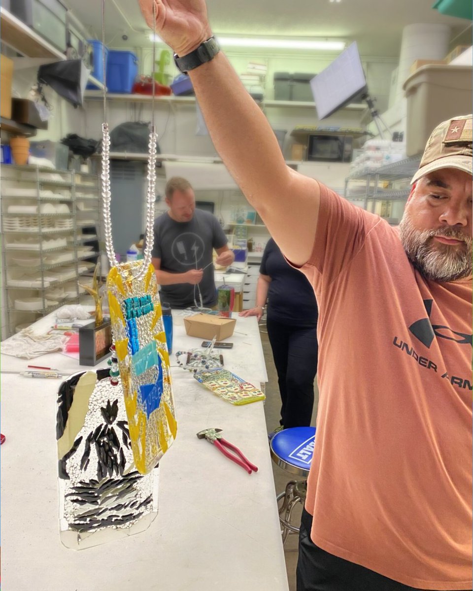 We believe that creating with glass can be deeply healing and restorative. We're proud to offer Courage Through Fire, a 10-week program specifically for veterans. Our next session starts Saturday, January 24. 

sinacastudios.org/classes/educat…

#Glassinating #SiNaCaStudios #Veterans