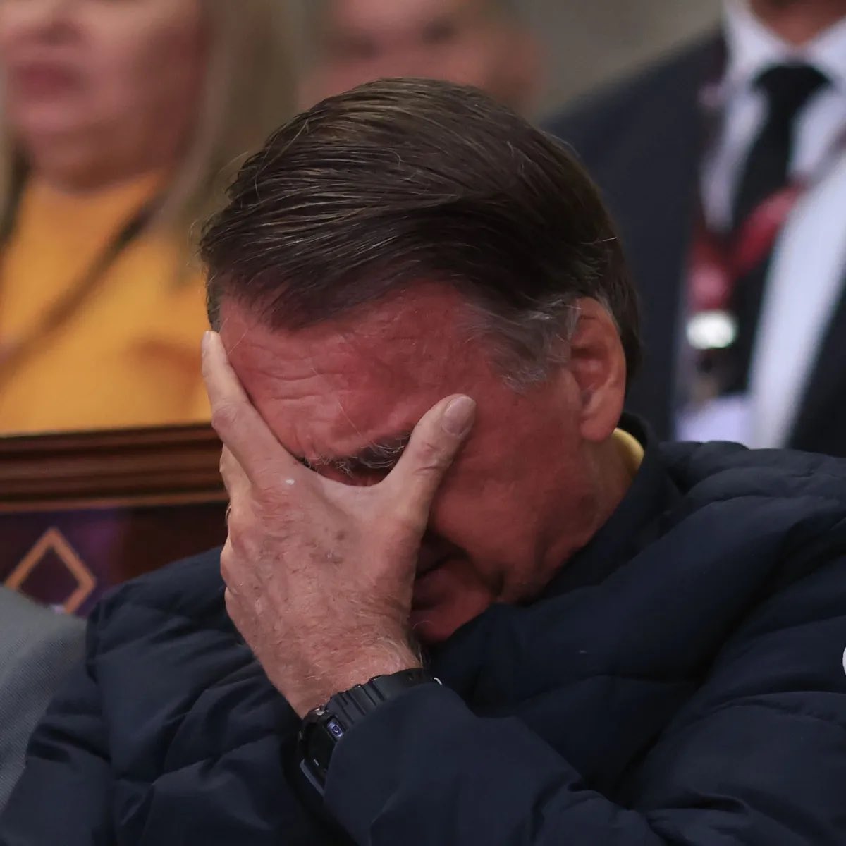 JairoPavao's tweet photo. Um homem abriu mão da própria saúde e da própria vida pelo povo. Poderia ter se exilado quando passou a ser perseguido pelo regime, mas preferiu lutar até o fim. Centenas de apoiadores, que nada ganharam com sua chegada ao cargo máximo da República, tiveram famílias destruídas, empregos perdidos e patrimônios dilacerados sem cometer crime algum, apenas por apoiá-lo.

Enquanto isso, políticos antes anônimos, que surfaram na onda e conquistaram cargos, prestígio, fama e dinheiro, permanecem inertes. Deveriam lutar com todas as forças, nem que fosse por gratidão, já que seus corações parecem incapazes de se comover com a tortura imposta por tiranos. Preferem o conforto. A omissão escancara a canalhice. Como conseguem descansar enquanto aquele que lhes deu tudo padece numa solitária, em uma morte lenta e cruel?