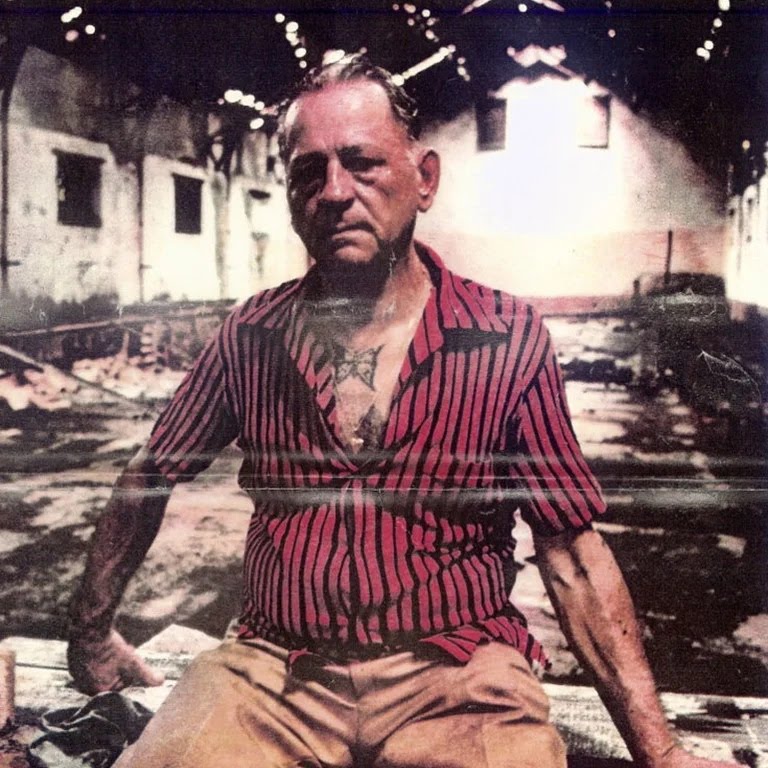 La historia de Henri Charrière, alias Papillon, es por muchos conocida debido a su famosa novela autobiográfica. Pero... ¿la historia es real o un invento de Cherrière? 

Acusado del asesinato de un proxeneta, Papillon, llamado así debido a la mariposa que llevaba tatuada en el