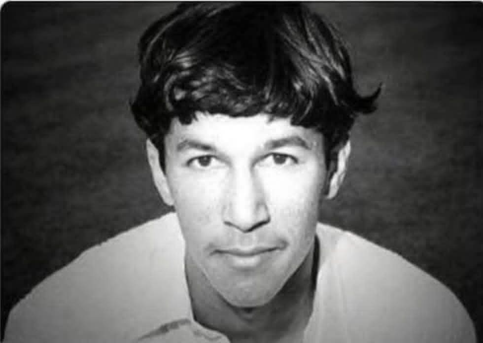 اگر جنرل ایوب کے ساتھی جنرل برکی ہم زلف فیملی پر دست شفقت نا رکھتے تو یہ بندہ آج میانوالی سے کراچی ٹرک چلا رہا ہوتا..😜🤣