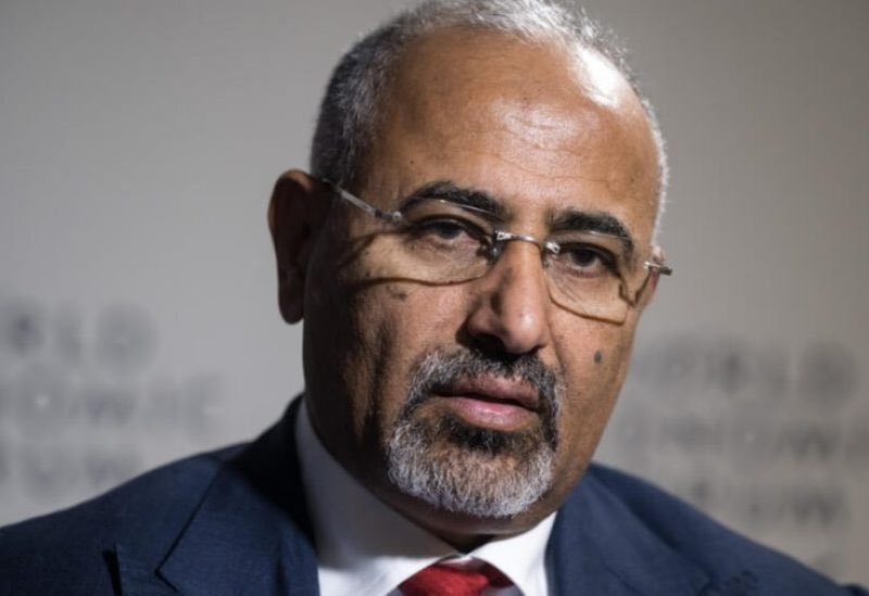 تشكيل لجنة يمنية للتحقيق في الوقائع المنسوبة للواء عيدروس قاسم الزبيدي

المتمثلة في :
-الخيانة العظمى بقصد المساس باستقلال الجمهورية الإضرار بمركزها الحربي والسياسي والاقتصادي
-تشكيل عصابة مسلحة، وارتكاب جرائم قتل بحق ضباط وجنود القوات المسلحة، واستغلال القضية الجنوبية العادلة