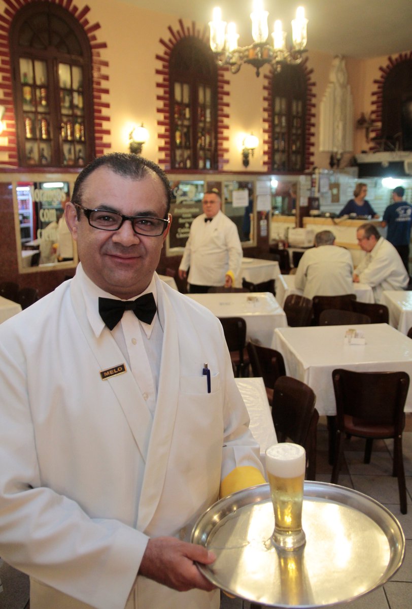 thalescmachado's tweet image. A coluna de hoje é sobre os bares que morrem - ou quase. E os garçons que se vão.

"Se bares envelhecem, adoecem e morrem aos poucos, são os garçons que tentam manter tudo de pé enquanto dá. O Melo e o Jean morreram nesta semana. Um com mais de 40 anos de Lamas, trabalhados…