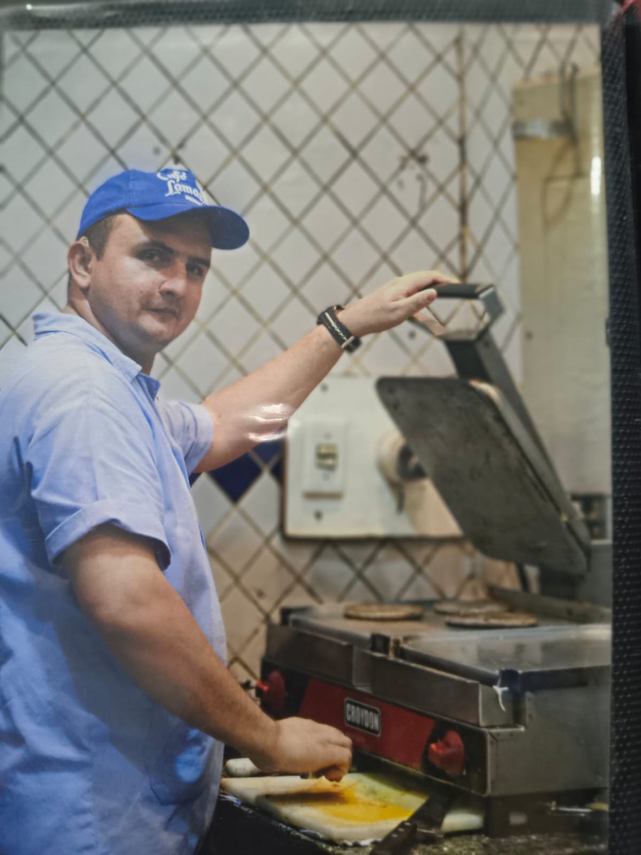 thalescmachado's tweet image. A coluna de hoje é sobre os bares que morrem - ou quase. E os garçons que se vão.

"Se bares envelhecem, adoecem e morrem aos poucos, são os garçons que tentam manter tudo de pé enquanto dá. O Melo e o Jean morreram nesta semana. Um com mais de 40 anos de Lamas, trabalhados…