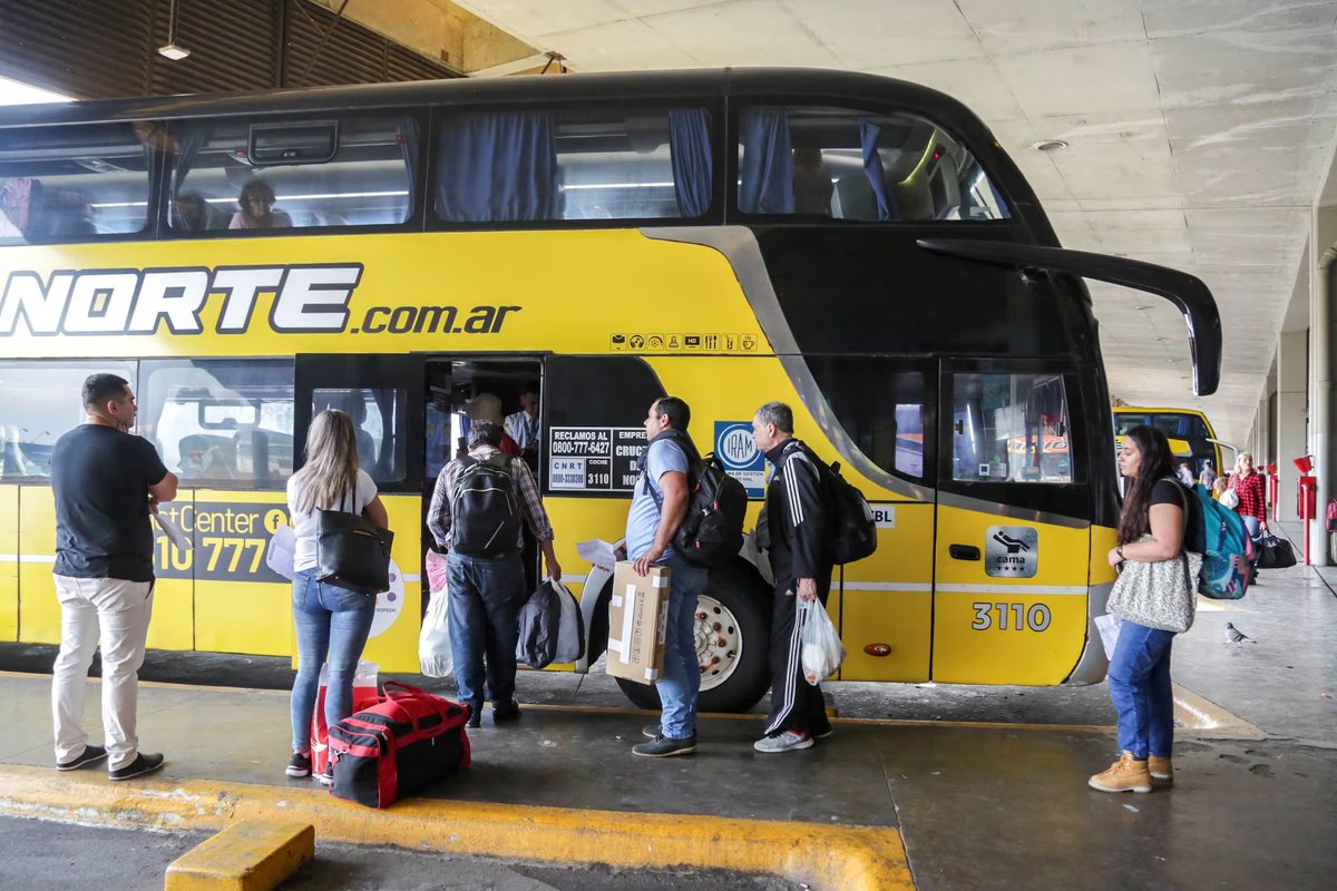 LT8am830's tweet image. #TodosEnLaOcho Desregulación en micros de larga distancia: las empresas podrán elegir cómo identificar valijas "Todavía no se implementó. Se pretende que también se vea en la etiqueta el nombre y dni del pasajero" Héctor Peyró, director de la Estación de Ómnibus @maxiklan