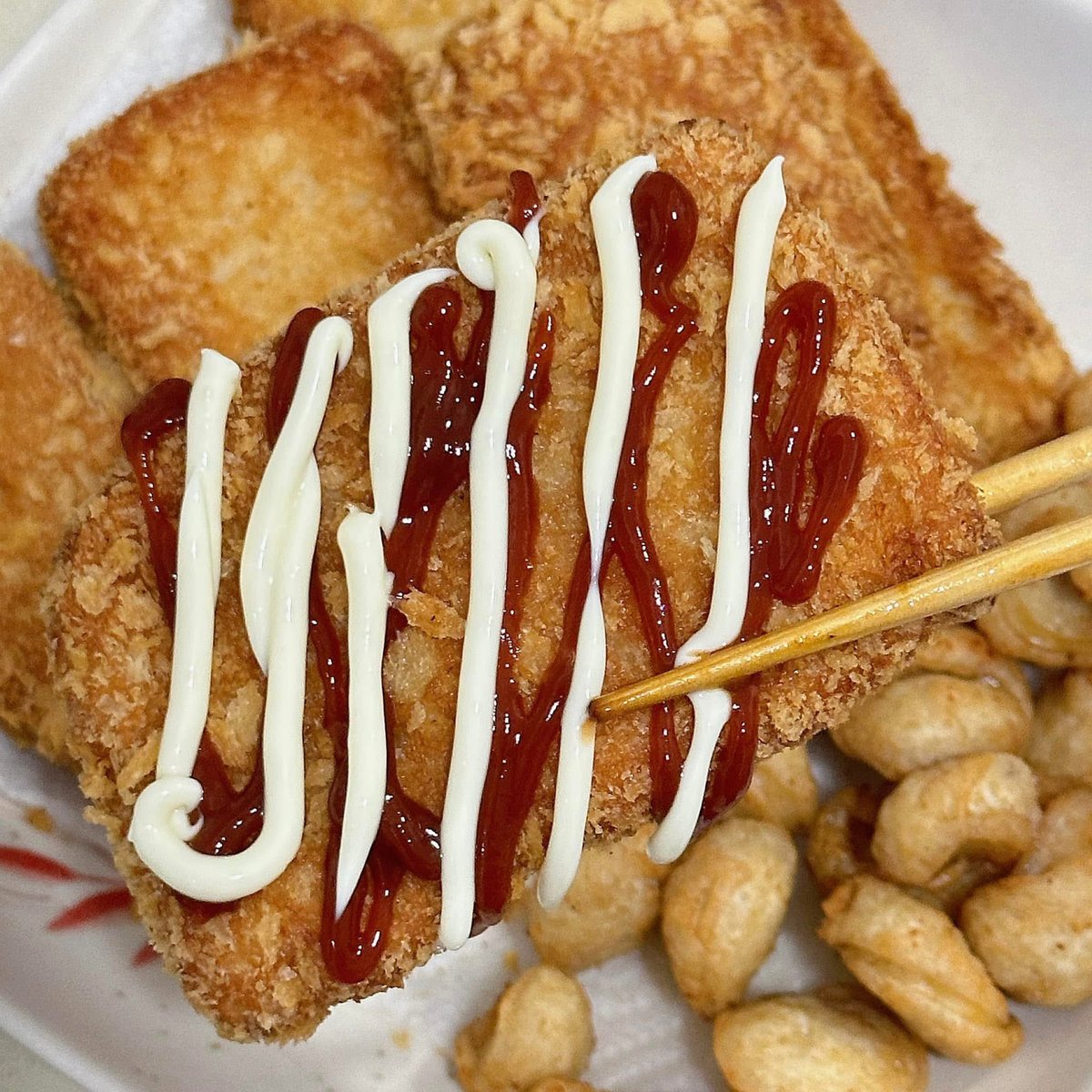 นี่แหละปลาทิพย์แบบวัยเด็ก แบบหน้าโรงเรียน ตัวนี้เค้าจะไม่ใช่เนื้อปลาลิ่มๆชุบแป้งทอดนะ แต่เป็นซูริมิ หรือ เนื้อปลาบดปรุงรสชุบเกล็ด
ทอดแบบกรอบๆ ด้านในหนึบๆ แต่ก่อนรอคอยตามโต๊ะจีนเลยนะเพื่อที่จะได้กิน 
หน้าตาโบราณๆเขียนว่าปลาทิพย์ ของ TVI.Thaveevong
จิ้มบ๊วยเจี่ยก็ดี มายองเนสก็เด็ด