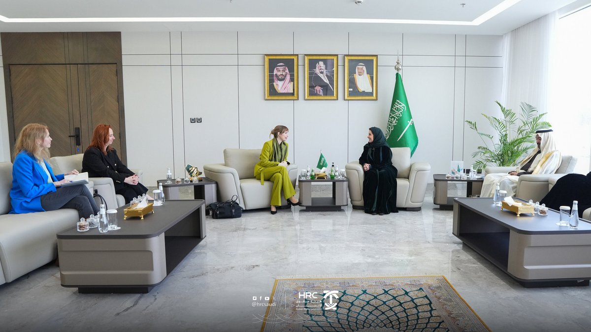 HRCSaudi_EN's tweet photo. H.E. Dr. @AltuwaijriHala, President of the Human Rights Commission, welcomed @jalloul_hana, Vice-Chair of the Committee on Foreign Affairs at the European Parliament and Secretary for International Political Affairs and Development Cooperation at CEF, at the Commission’s headquarters.
The meeting emphasized enhancing collaborative efforts, sharing experiences, and identifying opportunities to advance #HumanRights initiatives.