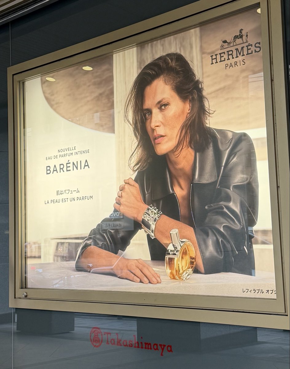 perfumecosme's tweet photo. HERMESの広告が2024年発売の香水BARENIAだったので思わず📸 https://t.co/3iBo2Fu8Uo