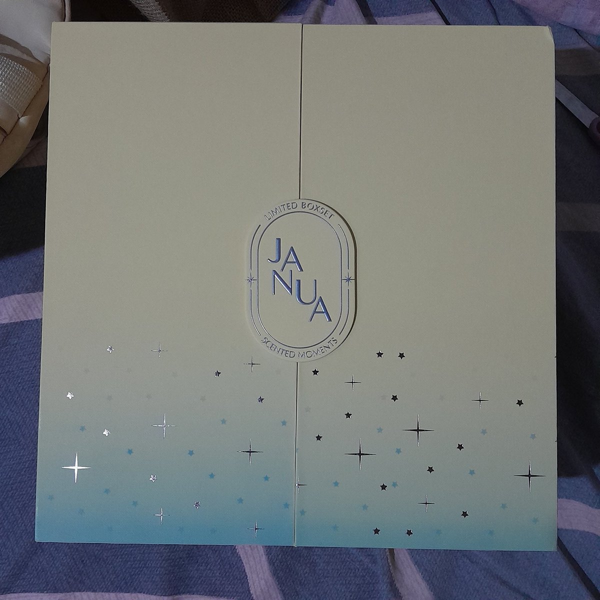 jamrunf's tweet image. got my janua boxset na 🥹🥹 tysm @njmbbI for helping me bring it home and for being so acommodating &amp;lt;333 i lost hope na na makukuha ko to but you and your friend actually got to retrieve it so super thank you sa inyo, until next time po 🫶🫶 #safewitheli