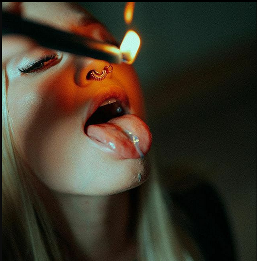 Un feu qui brûle en éteint un autre ;   
une douleur amoindrie par la vivacité 
d'une autre douleur.

William Shakespeare